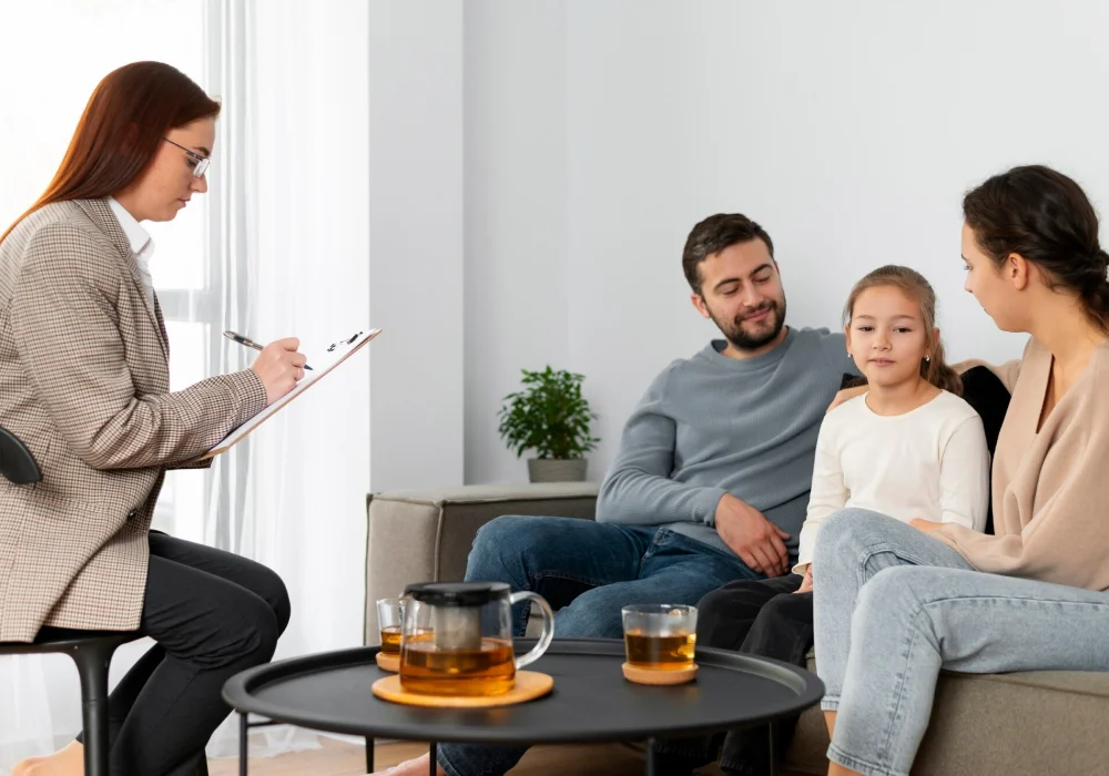 Familie i terapiøkt med psykolog – støtte og samtale for å lære å leve med psykose i hverdagen med hjelp fra fagpersoner.