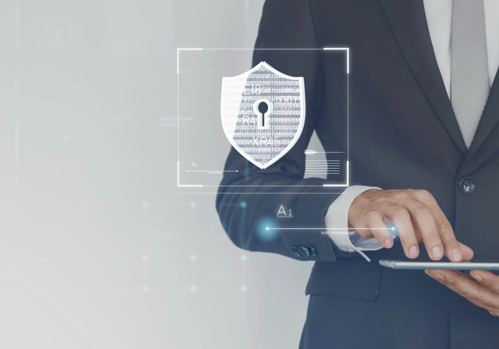 Forretningsmann bruker nettbrett med digitalt låsikon, som symboliserer Sekretess-och-GDPR databeskyttelse og overholdelse av personvern på nettet.