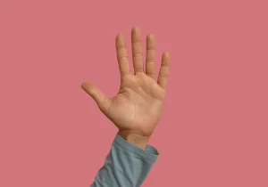 En åpen hånd foran rosa bakgrunn illustrerer stress og uro – et symbolsk bilde for artikkelen 5-grunner-til-angst og hvordan du kan føle deg bedre.