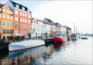 Fargerike bygninger og båter langs kanalen i Oslo, et rolig sted som symboliserer balanse og velvære med støtte fra en erfaren psykiater i Oslo.